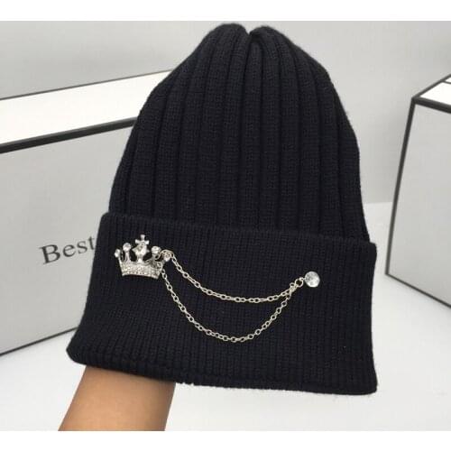 In the spring and autumn winter new female warm cold fashion skullies beanies knitting hat popular logo black