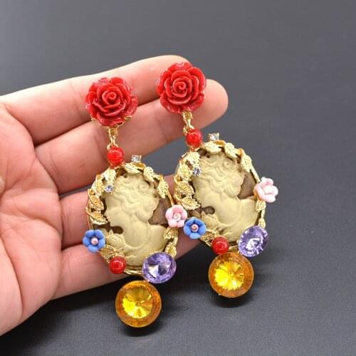 Vintage Baroque Court Style Earrings Antique Queen Relief Acrylic Earring Push Back Stud Fashion Jewelry for Women Cameo Earring