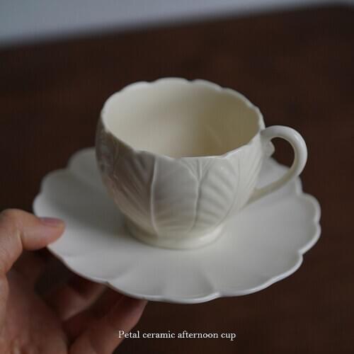 Creative 3d Relief Coffee Cup Porcelain Tea Cup Vintage White Flower Saucer Set Wedding Cup Taza Cafe European Dinnerware E5BD