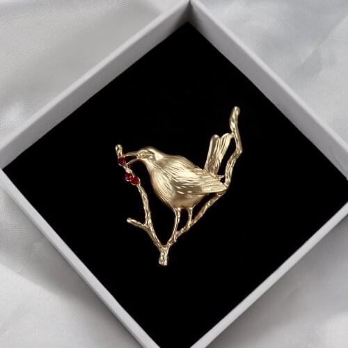 Western Antique Brooch Matte Gold Plum Blossom Bird Branch Corsage Female Metal Suit Lapel Pin Scarf Buckle Women Accessories