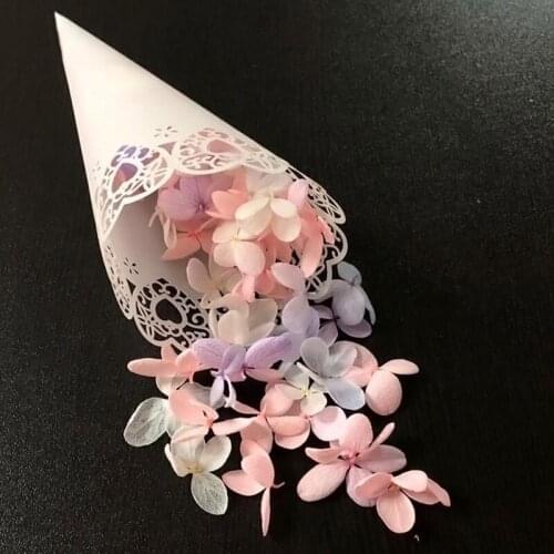 50pcs Wedding Confetti Cones Petal Candy Holder Heart Hollow Flower Bags Wedding Favors Lace Paper Cones For Party DIY Decor