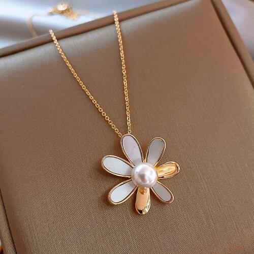 Golden Daisy Pendant Necklace Simple Style Suitable for Women Jewelry European Trend Charm Wholesale