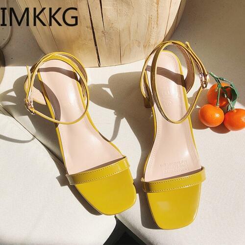 2019 Ankle Strap Women Sandals Summer med Square Heels Outdoor Woman Shoes Classics Colorful Sandals Fashion sandals A00263