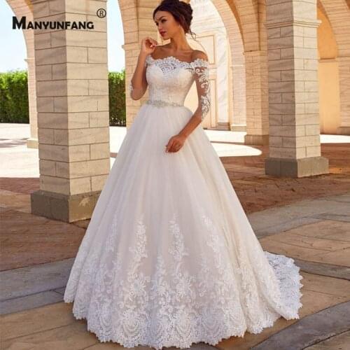 2021 Hot Sale Boat Neck Embroidery Appliques Tulle Court Train Bridal Ball Gown Luxury Off the Shoulder Button Wedding Dress