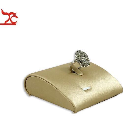 Curve Base Gold PU Ring Jewelry Display Stand Resin Single Ring Jewelry Organizer Exhibition Holder Stand 8*8*2.5cm