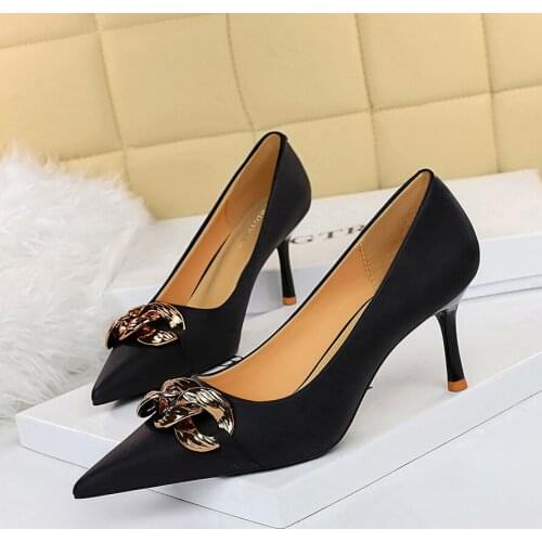 2021 Woman Fashion Fetish 7cm Low High Heels Scarpins Chain Pointed Toe Shoes Stripper Black Apricot Office Stiletto Party Pumps