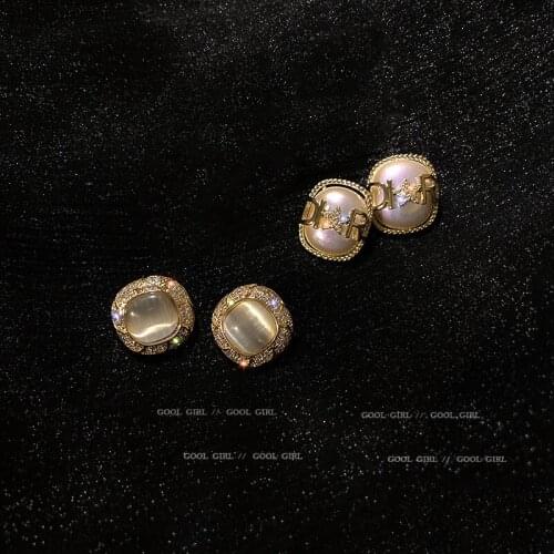 South Koreas new high-end design, personalized fashion, simple earrings, small and exquisite, versatile earrings for women