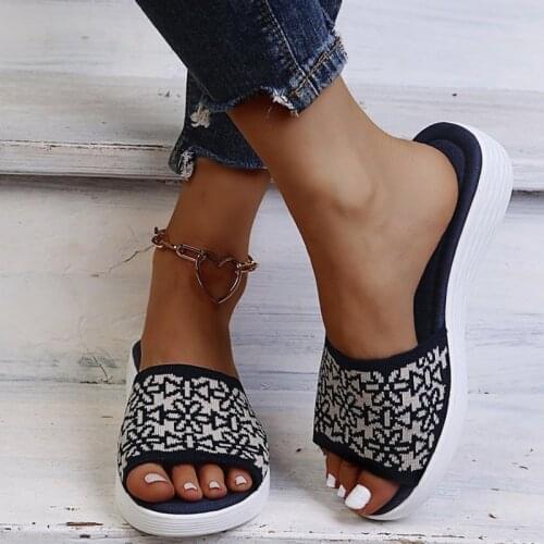 2021 European Style Womens Slippers Summer New Fashion thick Soled Open Toe Slippers Plus Size Leisure Comfort Mid Heel Sandals
