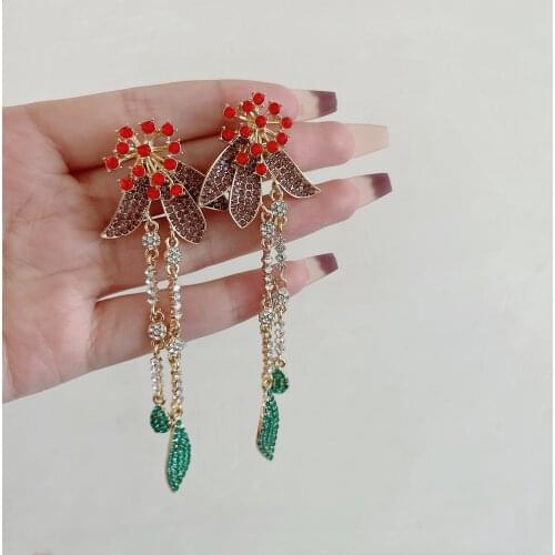 New dangle earrings thin French light luxury elegant Daisy long earrings for women crystal