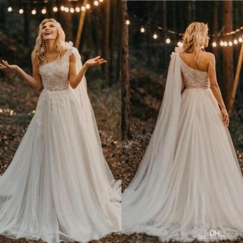 2020 Bohemian Wedding Dresses One Shoulder Lace Appliques Bridal Gowns Backless Sweep Train Beach Boho A Line Wedding Dress