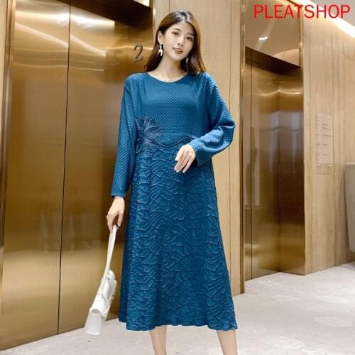 Korean Version of Loose Plus Size Dress Autumn New Style Elegant Pure Color Embroidery Miyake Fold Womens Clothing Pleats