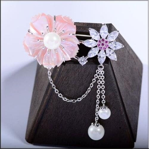 Vintage Flower Dangle Pearl Brooches Pins for Women Shell Crystal Enamel Pin Wedding Jewelry Christmas Gift Clothes Chain Broche