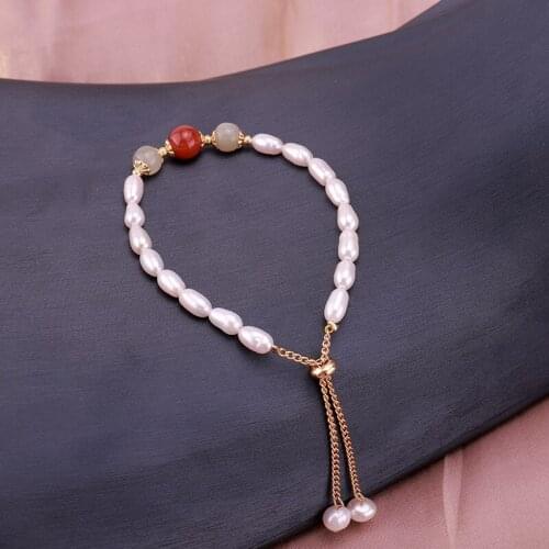 The new pearl bracelet strawberry moonstone crystal string can stretch and adjust delicate hand jewelry manufacturers wholesale