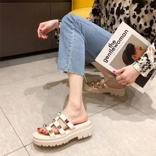 2021 Fashion Womens Slippers Summer Popular Rivets Comfortable Thick-Soled Mid-Heel Open-Toe Slippers Leisure Outdoor Beach