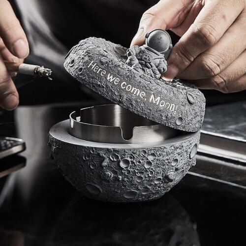 Moon Astronaut Ashtray Creative Anti Fly Ash Household Large Capacity with Lid Resin Ashtray Home Decoration Gift for Boyfriend