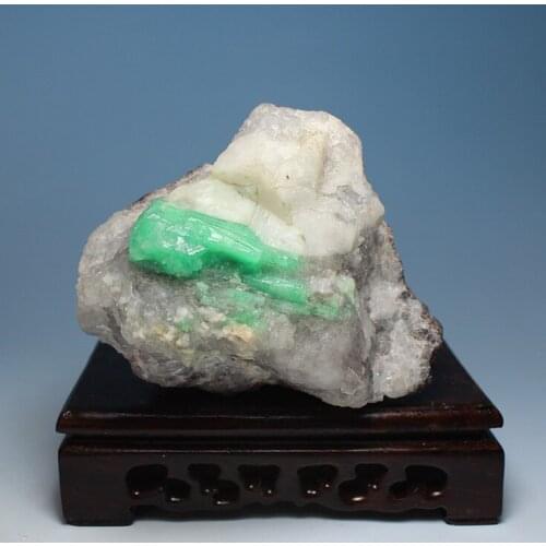 Ultra-fine mineral crystals emerald green natural rough stones mark LuoShi collectibles ore samples without optimization