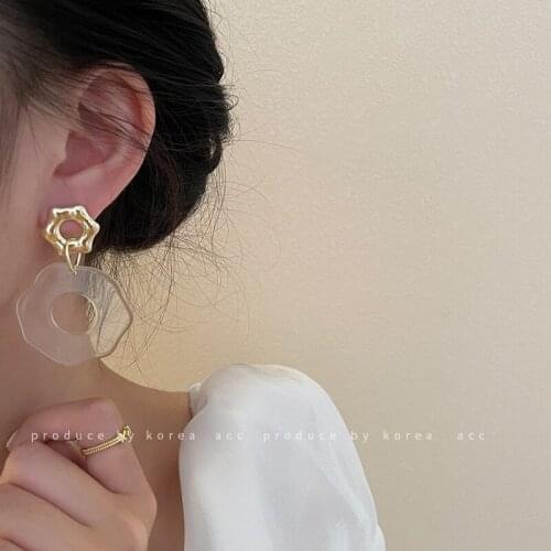 2021 Vintage Romantic White Acrylic Flower Earrings Simple Smooth Texture Hollow Stitching Studs Earrings for Women Jewelry