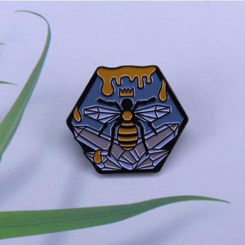 Basquiat crown bee collar pin hexagon brooch graffiti art badge artist aesthetic accessories