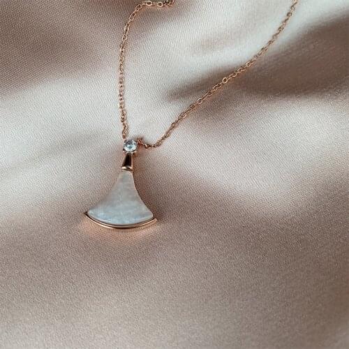 Small Skirt Necklace Ins Simple Ladies Short Mother-of-pearl Pendant Rose Gold Titanium Steel Personality Clavicle Chain