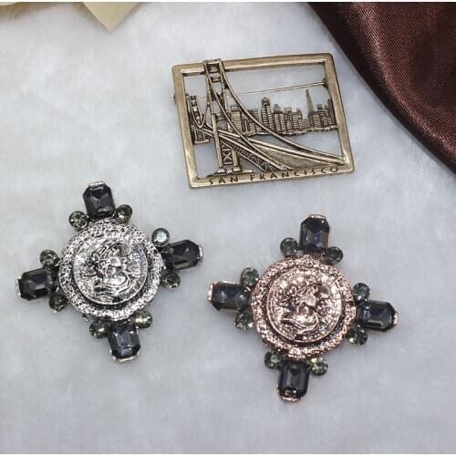 2021 New Creative Fashion Baroque Style Relief Retro Womens Coat Accessories Brooch