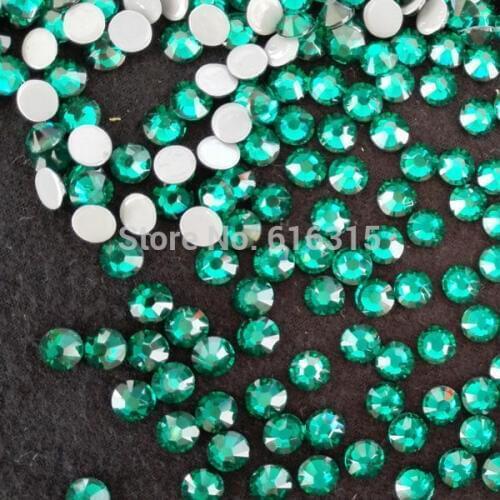 Wholesale ss20 Emerald flatback hot fix rhinestone for gymnastic suits,shiny rhinestone for nail decoration DIY