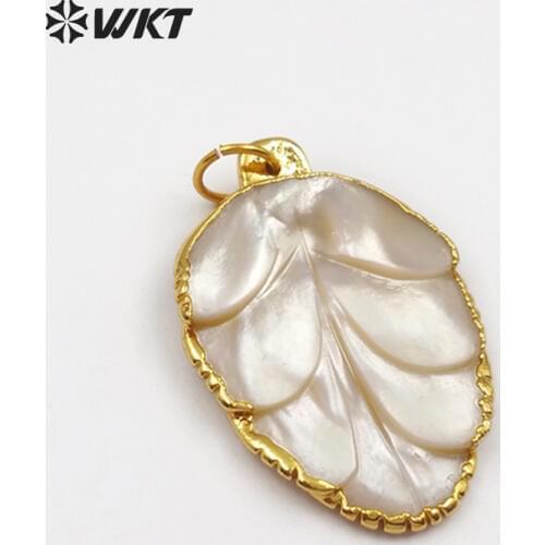 WT-JP059 Wholesale Fashion Design Pendant Natural white Shell Pendant leaf shape with gold trim Handmade Shell for Jewelry