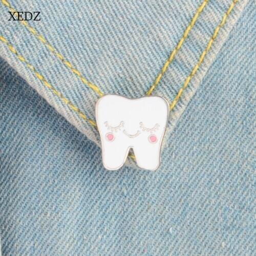 XEDZ White Cartoon Smile Teeth Enamel Brooches Pin for Nurse Dentist Hospital Lapel Pin Hat/bag Pins Denim Shirt Women Brooch Je