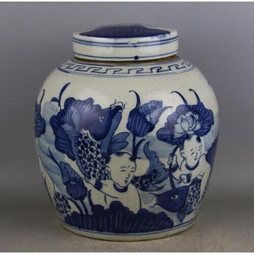 Conventional Hand-painted Blue And White Rich Fish Cover General Jar in Qing Dynasty
