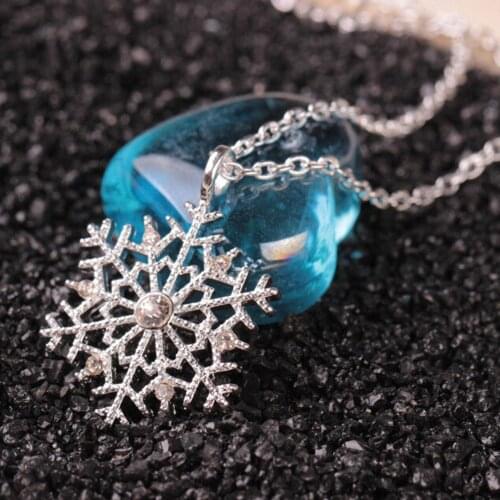 Christmas Snowflake Womens Pendant Necklace Sweet Minimalist Style Sweater Chain Exquisite Decorative Jewelry Gift For Girl