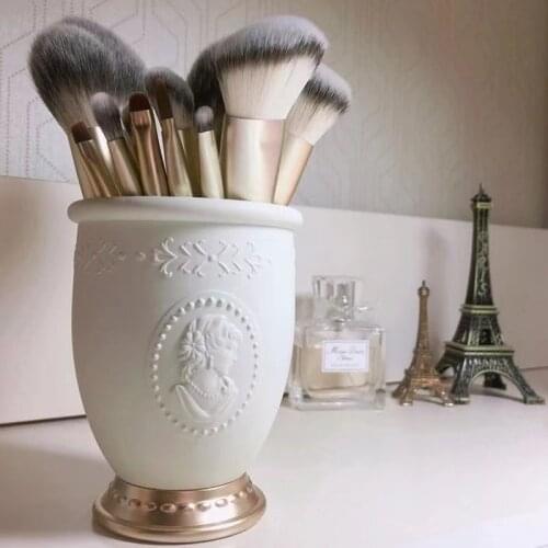 White Anaglyph Queen Makeup Brush Holder Plastic Nobility Relievo Cosmetic Brush Storage Eyebrow Pencil Organizer