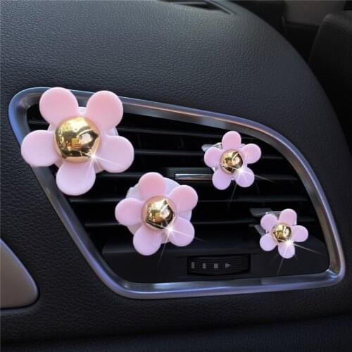 A set of small daisy flowers, car air conditioning vent, perfume clip, car fragrance, ladies' car accessories, etc