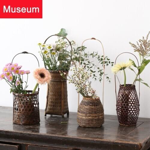 Manual Bamboo Bamboo Weaving A Basket Of Flowers The Chinese People Flower Chinese Style Flower Arrangement Flower Japanese