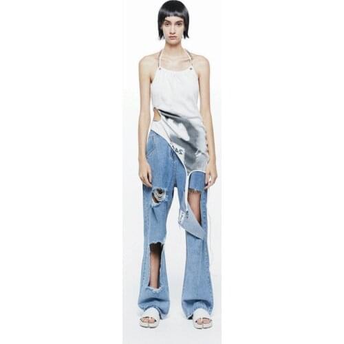 Wearing this halter neck style is very beautiful. Open back sling and outer vest ~ hollow high-waisted cut design jeans