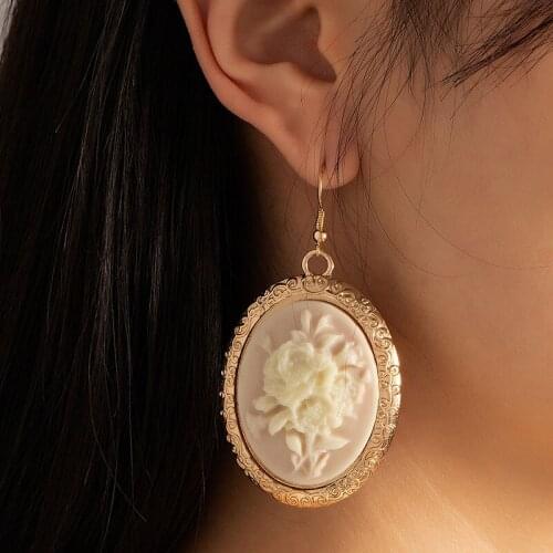 2021 Ins New Beige Black Resin Flower Embossment Flowers Minimalist Piercing Earrings Trendy Korean Women Chic Party Jewelry