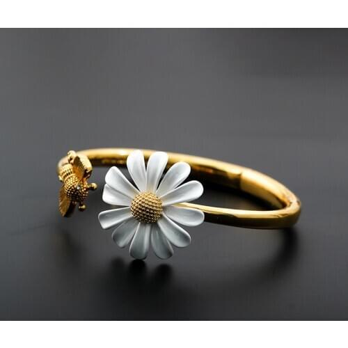 HUANZHI 2020 New Spring White Enamel Daisy Flower Bangle Vintage Elegant Gold Metal Bee Bracelet for Women Jewelry Party Gifts