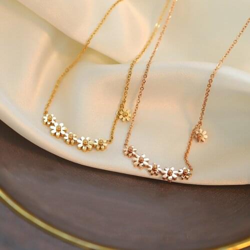 Trendy Korean Style Fashion Little Daisy Pendant Ladies Chokers Necklace Women Exquisite No Fade Stainless Steel Daily Jewelry