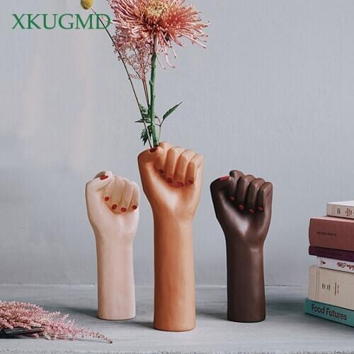 Fist Ceramic Vase Hand Sculpture Flower Pot Desktop Flower Arrangement Container Red Finger Nail Decoration Home Artwork