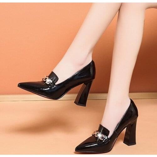 2021 Women Dress Shoes Patent Leather High Heels Pointed Toe Pumps Chain Metal Boat Shoes Ladies Wedding Shoes Red Black