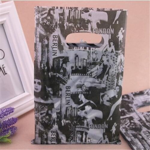 2021 New Design Wholesale 100pcs/lot 20*30cm Luxury Vintage European Style Packaging Bags With Handle Plastic Shopping Bags