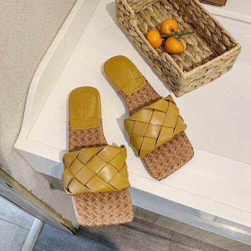 Fashion Woven Slippers Ladies Square Toe Flat Casual Shoes Ladies Summer Slippers Beach Sandals and Slippers Women Slippers