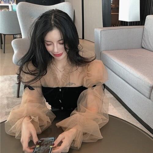 Fall / winter 2020 new French style retro court style mesh lace up knitted V-neck thin bubble sleeve top