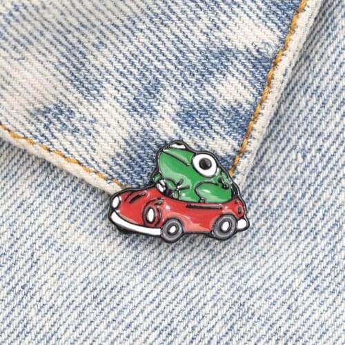 Metal Frog Driver Enamel Pin Fun Animal Car Brooch Backpack Clothes Lapel Decor N2UE