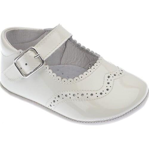 Merceditas of white patent leather without sole, index kickers