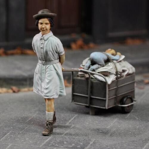 1/35 Resin Model figure GK GIRL WITH HER STUFF Civilian Theme of World War II Unassembled and unpainted kit