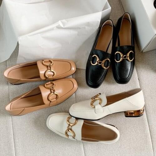 Top Quality Comfortable Soft Natural Real Leather Women Loafers Luxury Designer Gold Metal Chain Flats Casual Shoes Woman Beige