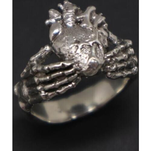 Modyle New Brand Punk Vintage Silver Color Heart in Hand Ring for Women Retro Fashion Jewelry Dropshipping