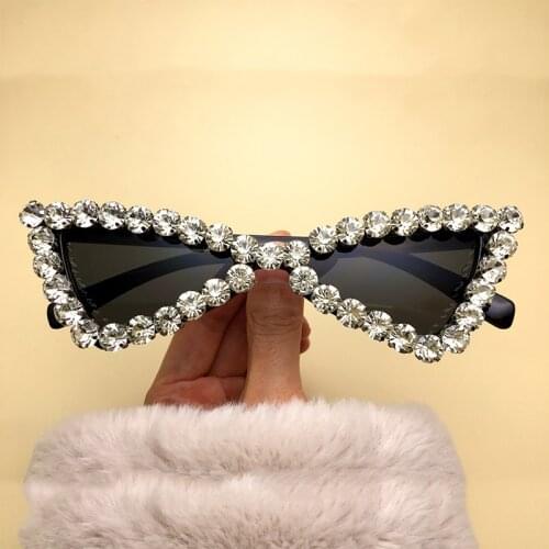 Amazing Cute Shades Cat Eye Sunglasses Women Vintage Rhinestone Sun Glasses Female Lady Triangle Eyewear UV400 Luxury Glasses