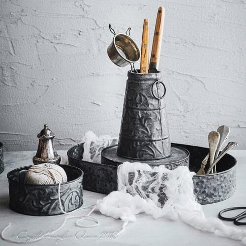 Vintage Metal Tray Antique Wrought Iron Vase Decoration Retro Tray Bread Oval Plate Pattern Carving Home Kitchen Wedding Decor