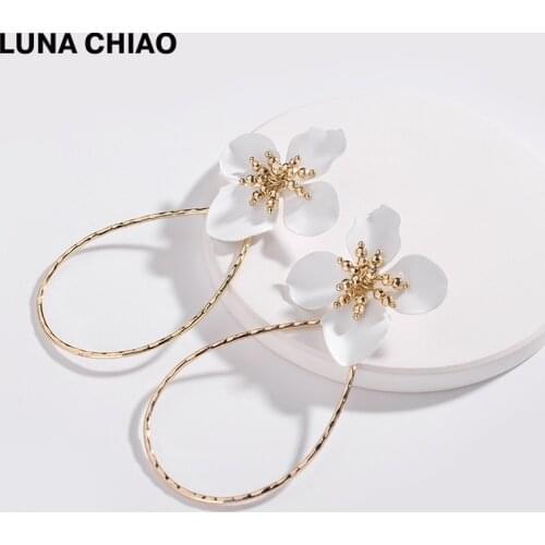 LUNA CHIAO Fashion Lacquered White Daisy Flower Petals Earring Big Water Drop Pendant Earrings for Women