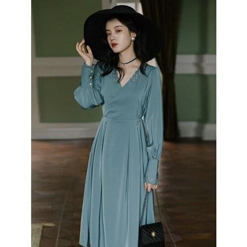 The New Summer Womens Dress Korean Version Of Retro Womens Dress Temperament Famous Womens Dress v Collar Lace Slim Dress